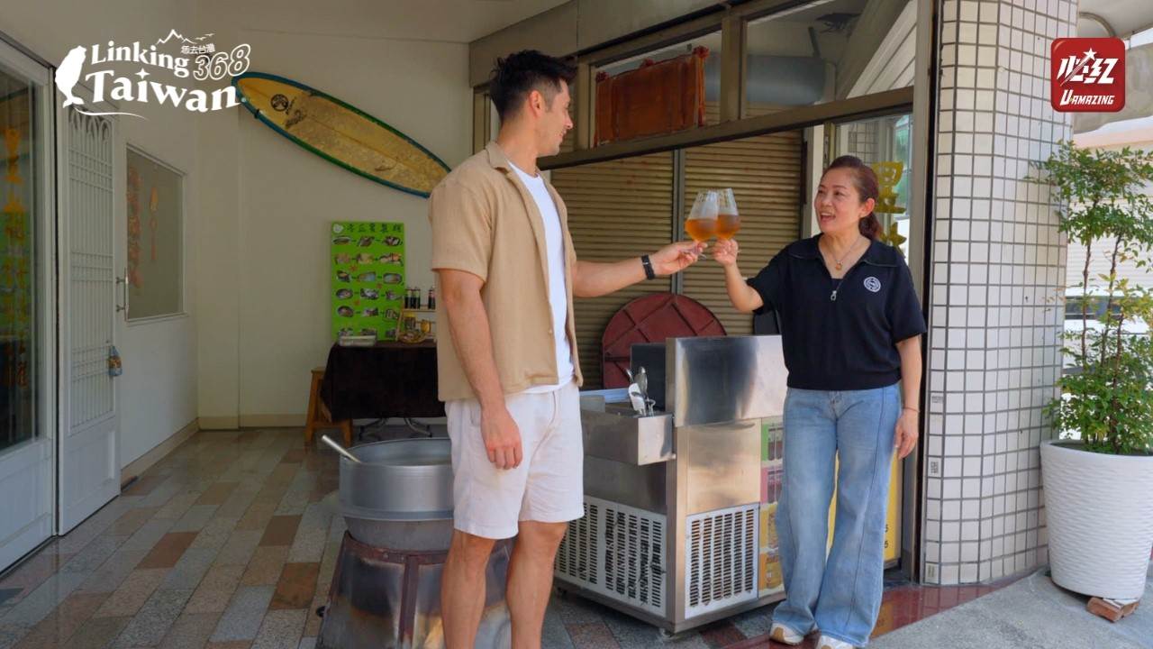 平凡的外表下，背後卻有著老店傳承百年的堅持。沒想到在這裡，連一杯飲料 都是歷史！