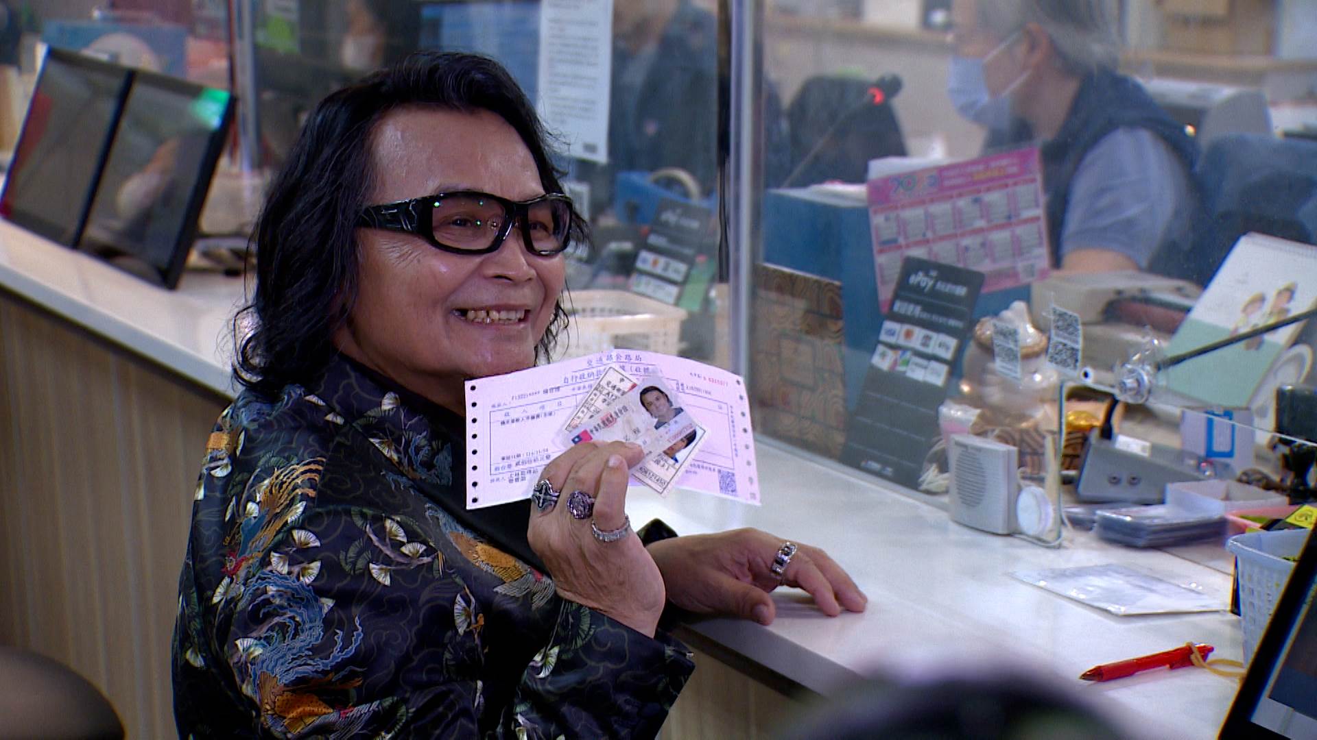 71歲雙金歌王沈文程現身士林監理站，以行動力挺<a href='/search/tags/高齡換照/' target='_blank'>高齡換照</a>政策，強調「換照是守護不是負擔」。（圖／東森新聞）