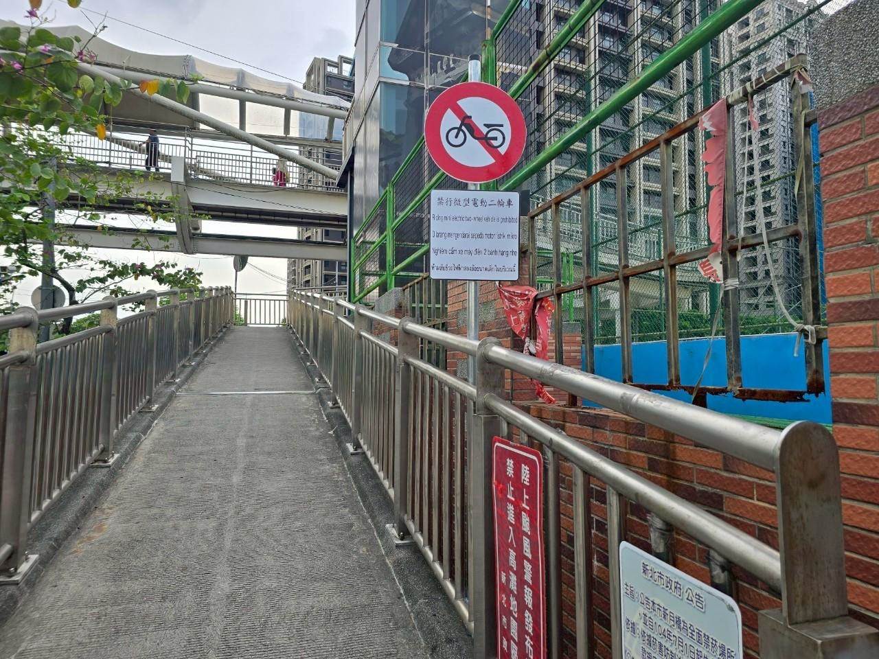 新北河濱公園禁止微型電動二輪車告示牌已架設,宣導期至12月31日