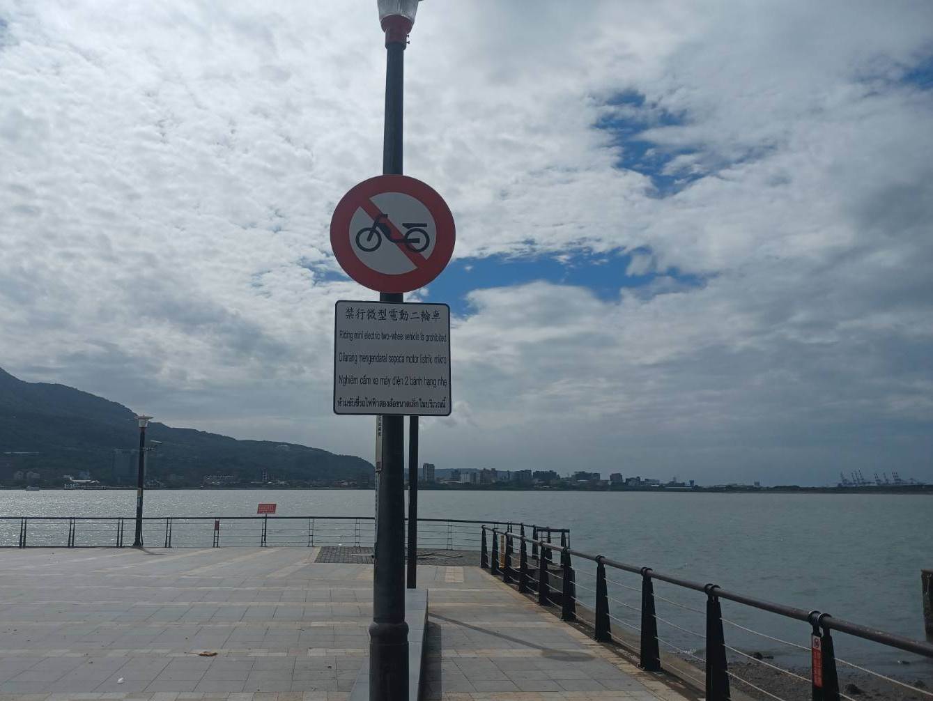 禁止微型電動二輪車告示牌已於熱點區域架設宣導,115年1月1日起違反者將依道交條例規定辦理
