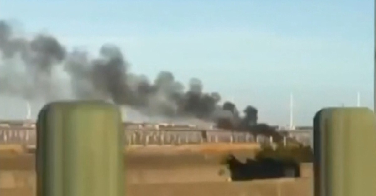 早上6點多彰化彰濱工業區一處海上光電板突然起火燃燒，濃煙不斷升空。（圖／東森新聞）