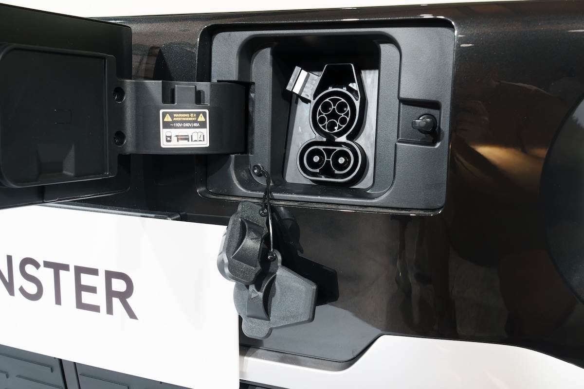 充電孔在車頭，充電規格為CCS 1，支援最高120kW直流快充，僅需30分鐘即可完成10–80%充電。（圖／林昱丞攝影）