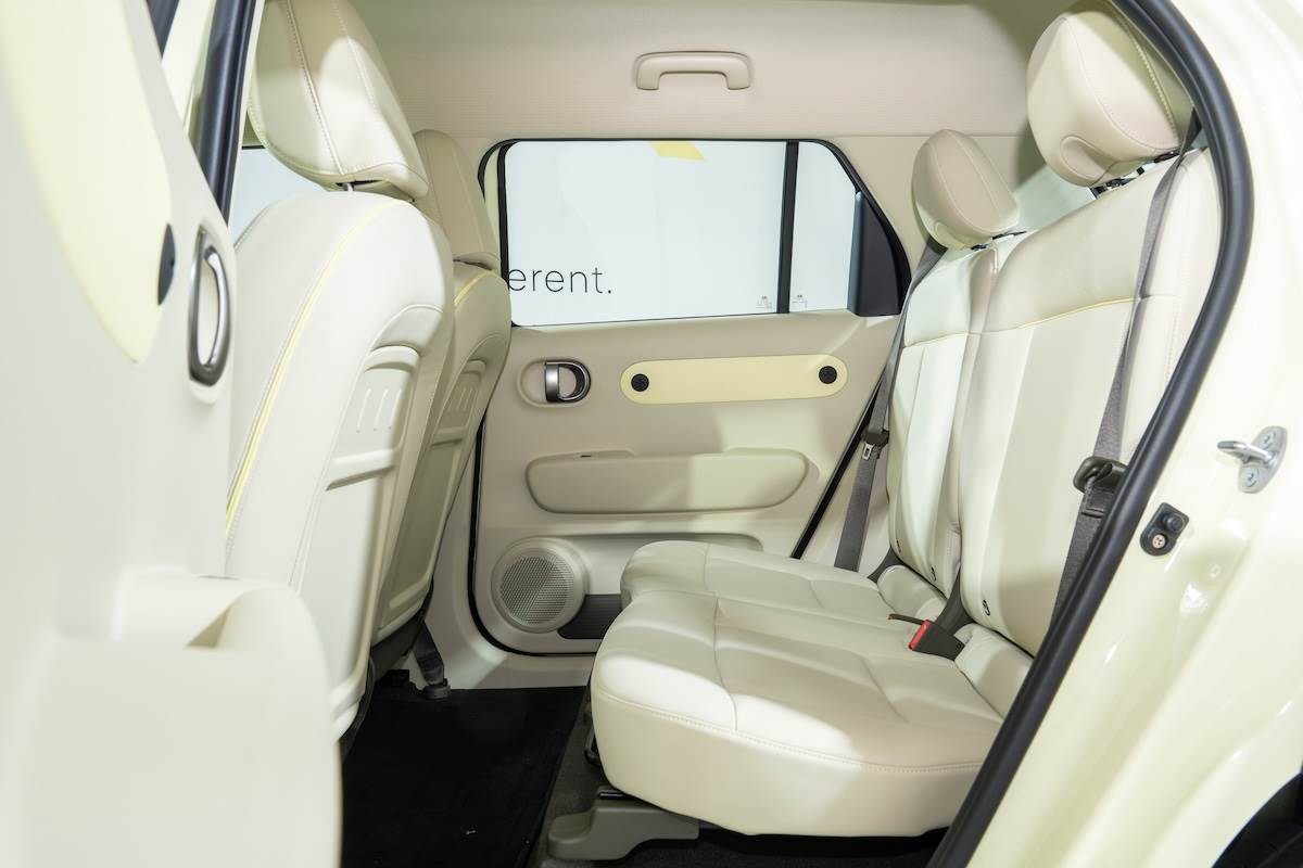 後座空間表現不俗，不過僅能四人搭乘。（圖／林昱丞攝影）