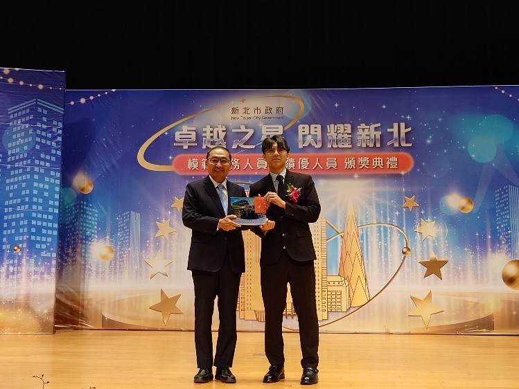  科偵隊警員林致辰破獲虛幣交易所涉詐欺集團案件，榮獲市政府模範公務員。（圖／新北市政府警察局）