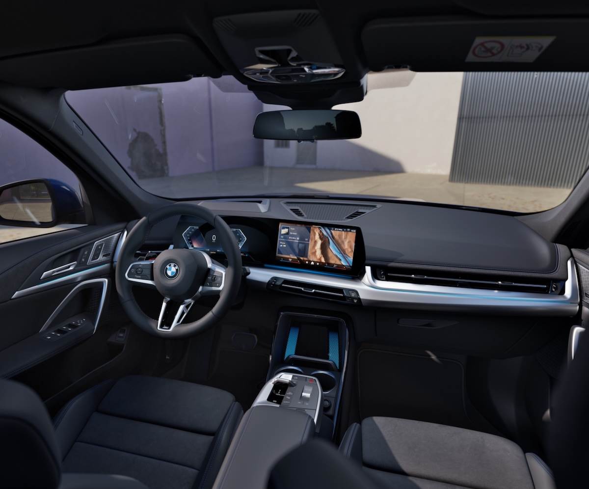 座艙內導入M多功能真皮方向盤（含換檔撥片）、M駕駛座踏板組、雙前座跑車座椅、M淺色鋁質菱格紋飾板與黑色車內頂篷。（圖／汎德提供）