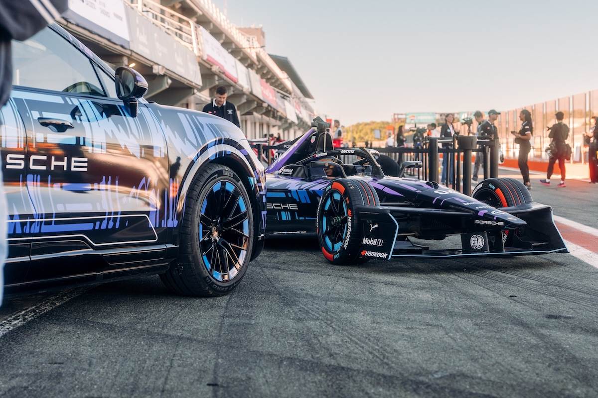 全新純電Cayenne受惠於保時捷車隊在Formula E電動方程式賽事的實戰經驗，將採用多項源自方程式賽車Porsche 99X Electric的技術。（圖／Porsche提供）