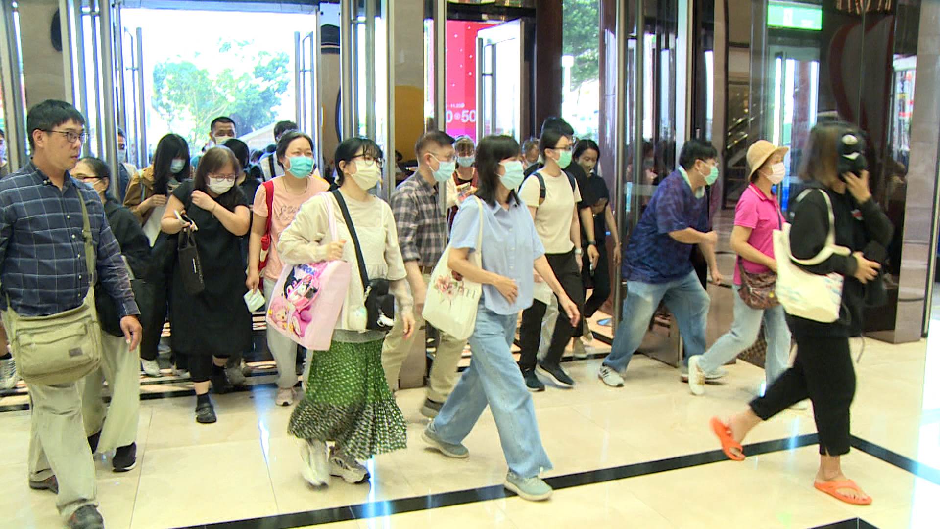 周年慶首日美妝櫃位湧現搶購人潮，民眾鎖定滿額贈點活動。（圖／東森新聞）