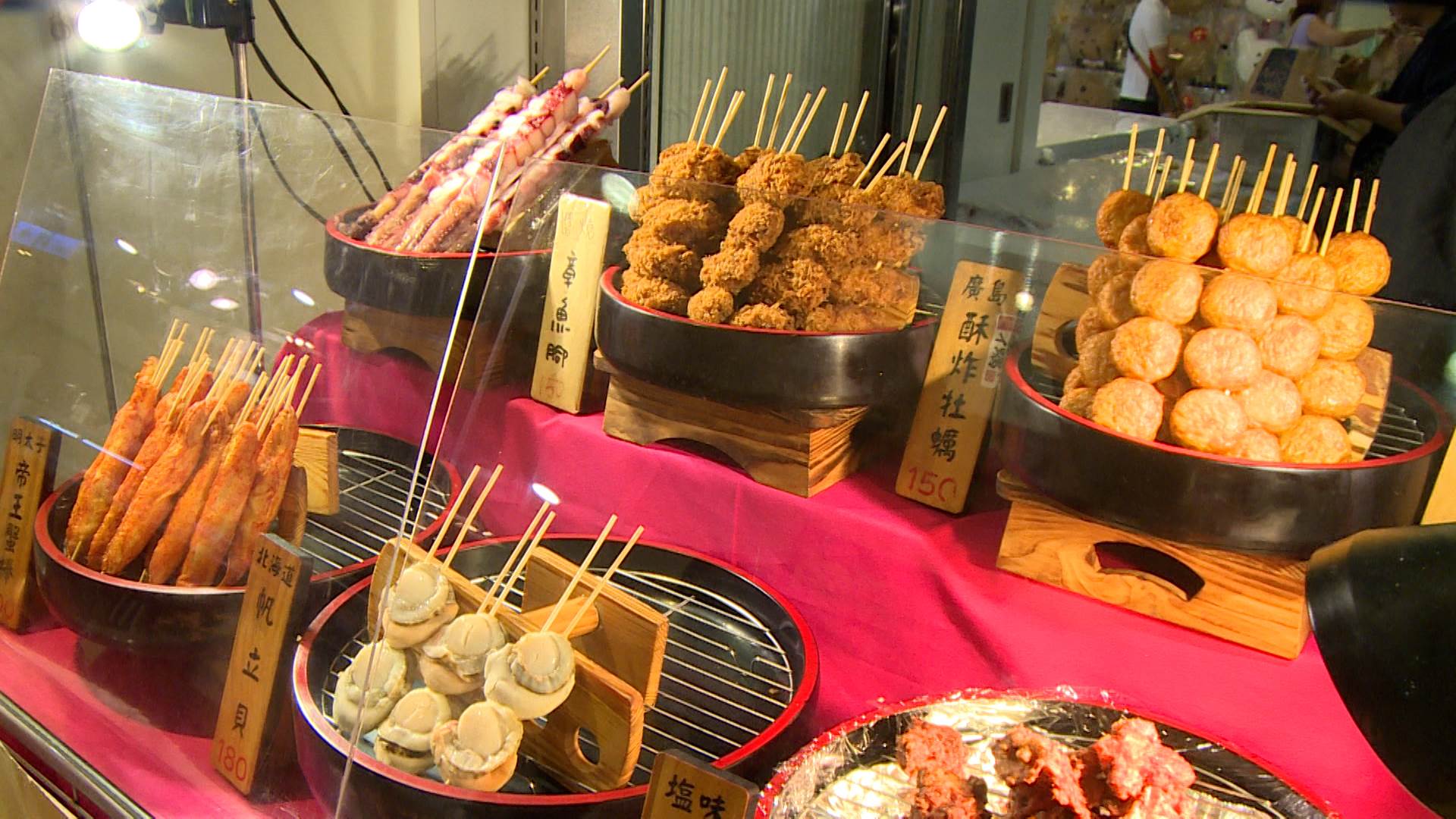 年度最受期待的日本商品展同步開幕，超過70個品牌集結，人氣甜點與伴手禮再掀日系風潮。（圖／東森新聞）