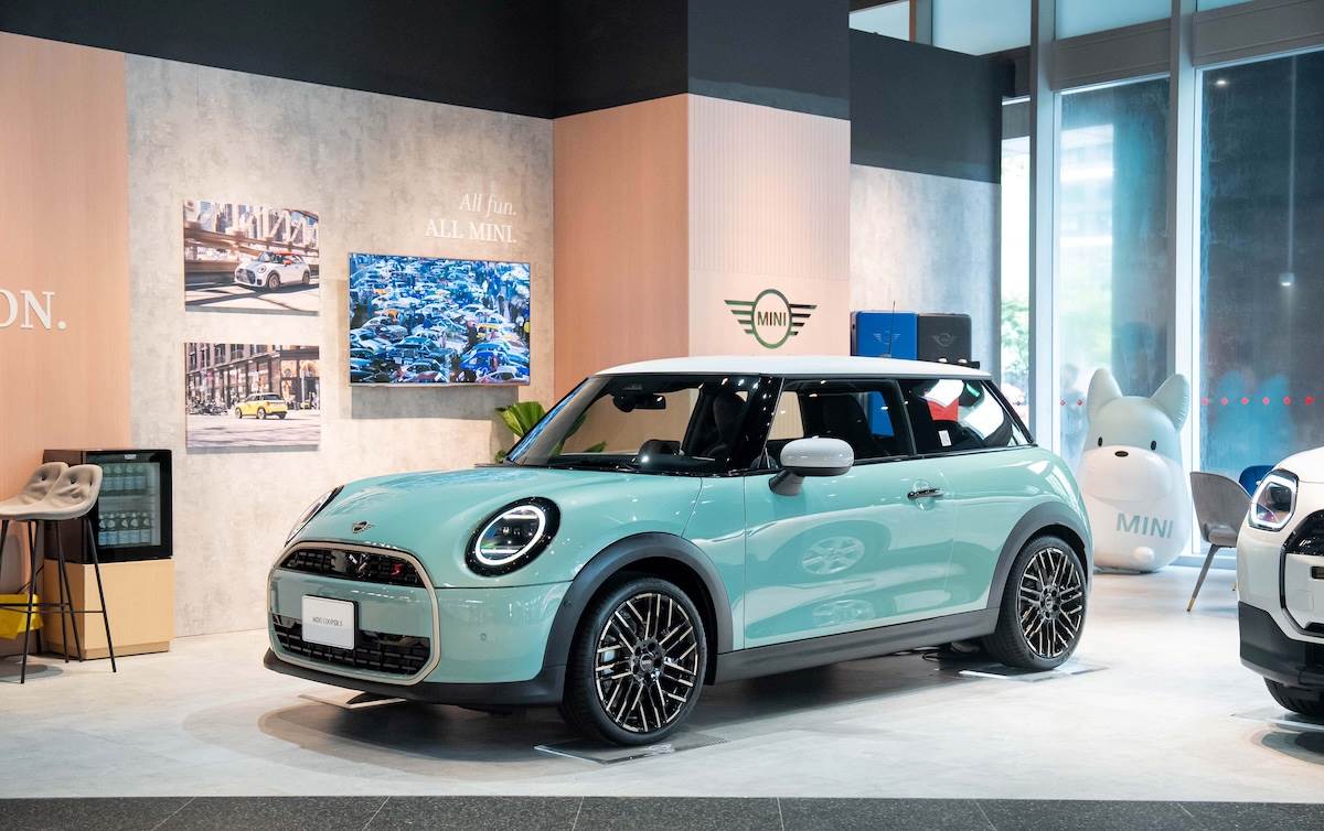 新世代MINI Cooper掀背在延續經典造型的基礎上,透過更簡潔的線條與比例詮釋現代風格,標誌性的圓形頭燈與全新尾燈設計,使整體外觀更具辨識度。(圖/汎德提供)