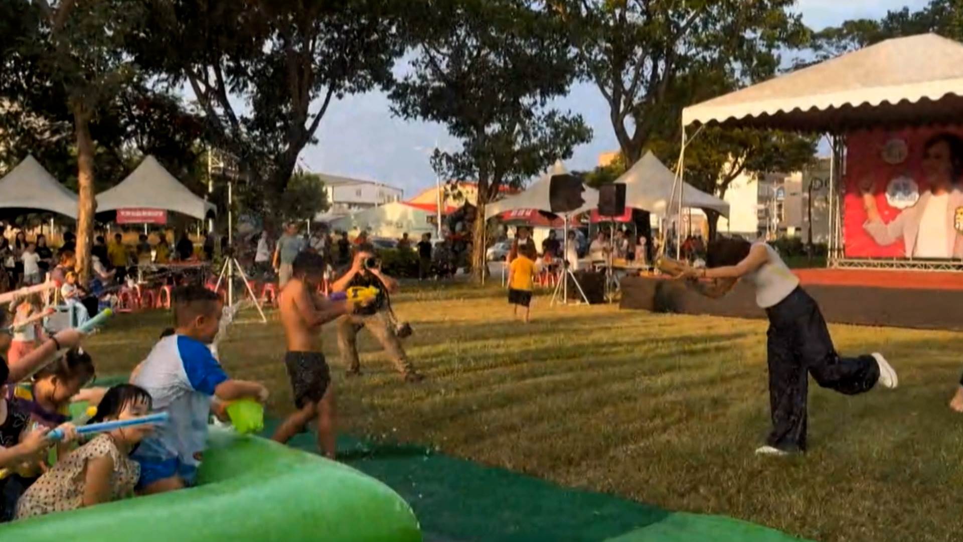 民進黨立委邱議瑩積極走訪地方，展現親民形象。（圖／東森新聞）