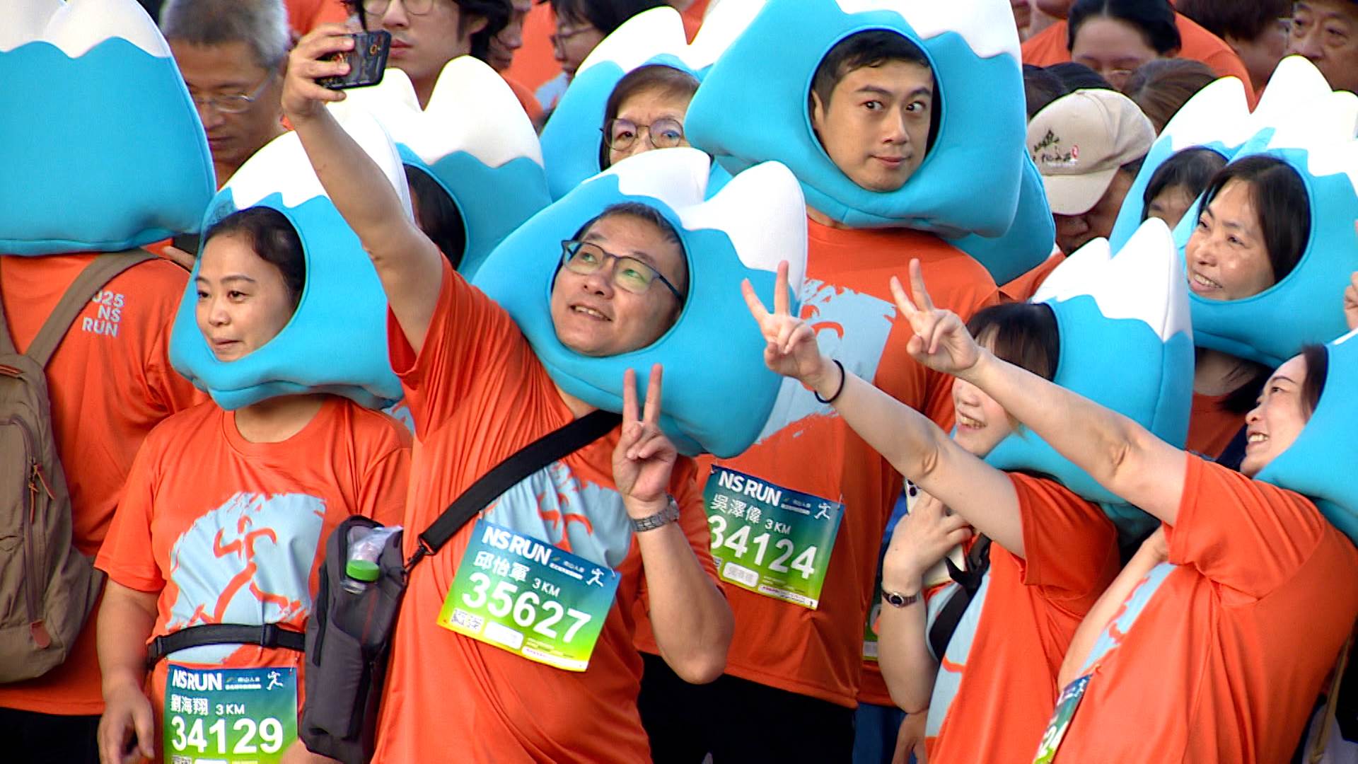 壽險公司同仁盛裝參與，為賽事增添創意亮點。（圖／東森新聞）