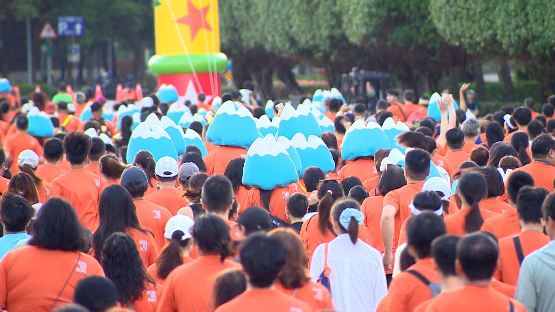 上千名跑者換上晨曦橘紀念T恤齊聚<a href='/search/tags/凱達格蘭大道/' target='_blank'>凱達格蘭大道</a>，形成壯觀景象。（圖／東森新聞）