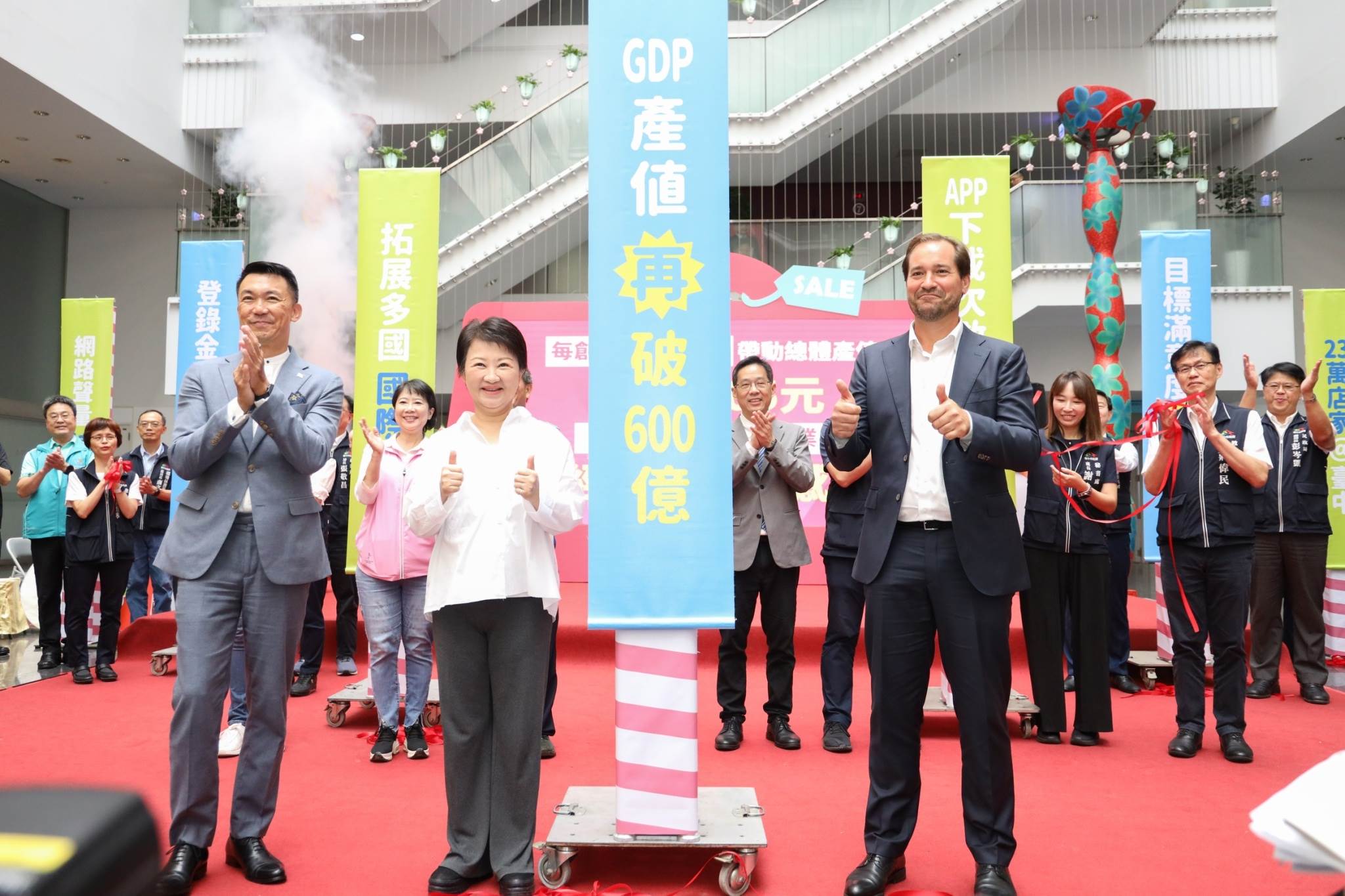 盧市長與使節合照