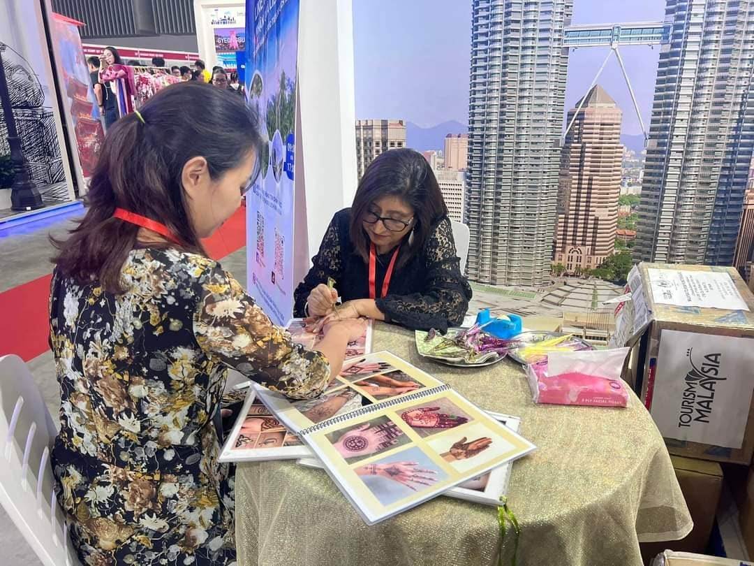 海娜(Henna) 藝術家Surin Kaur女士手彩繪。（圖／馬來西亞觀光局提供）