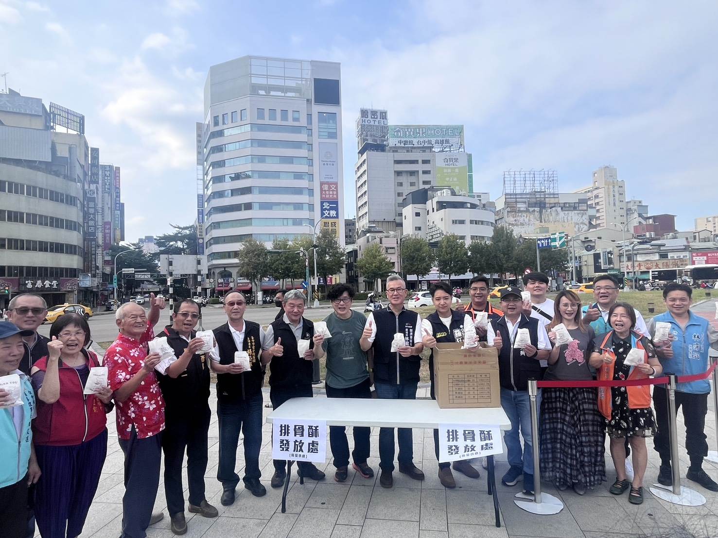 購物節挺台中豬-現場發送500份在地知名-大慶排骨酥-_0