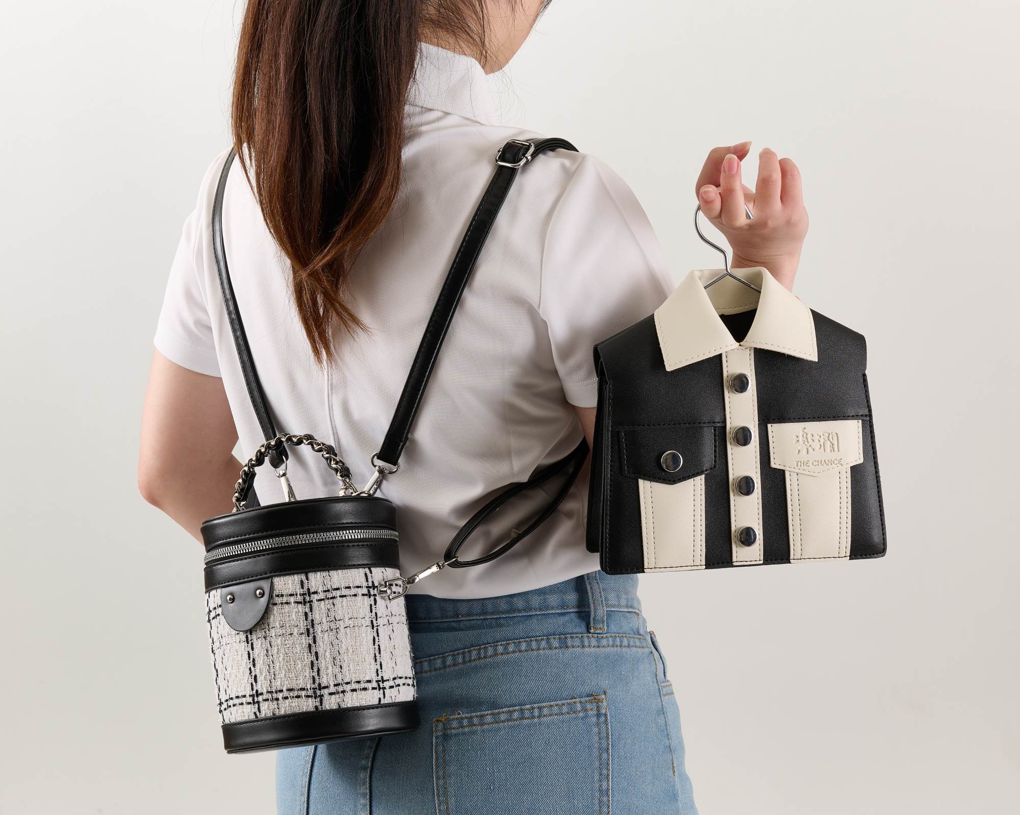 伴手禮品牌「楽澗」推出「衣桶去郊遊」禮盒，以衣料質感結合皮革工藝，打造「是包也是禮」的高質感小香風包款。（圖／楽澗提供）