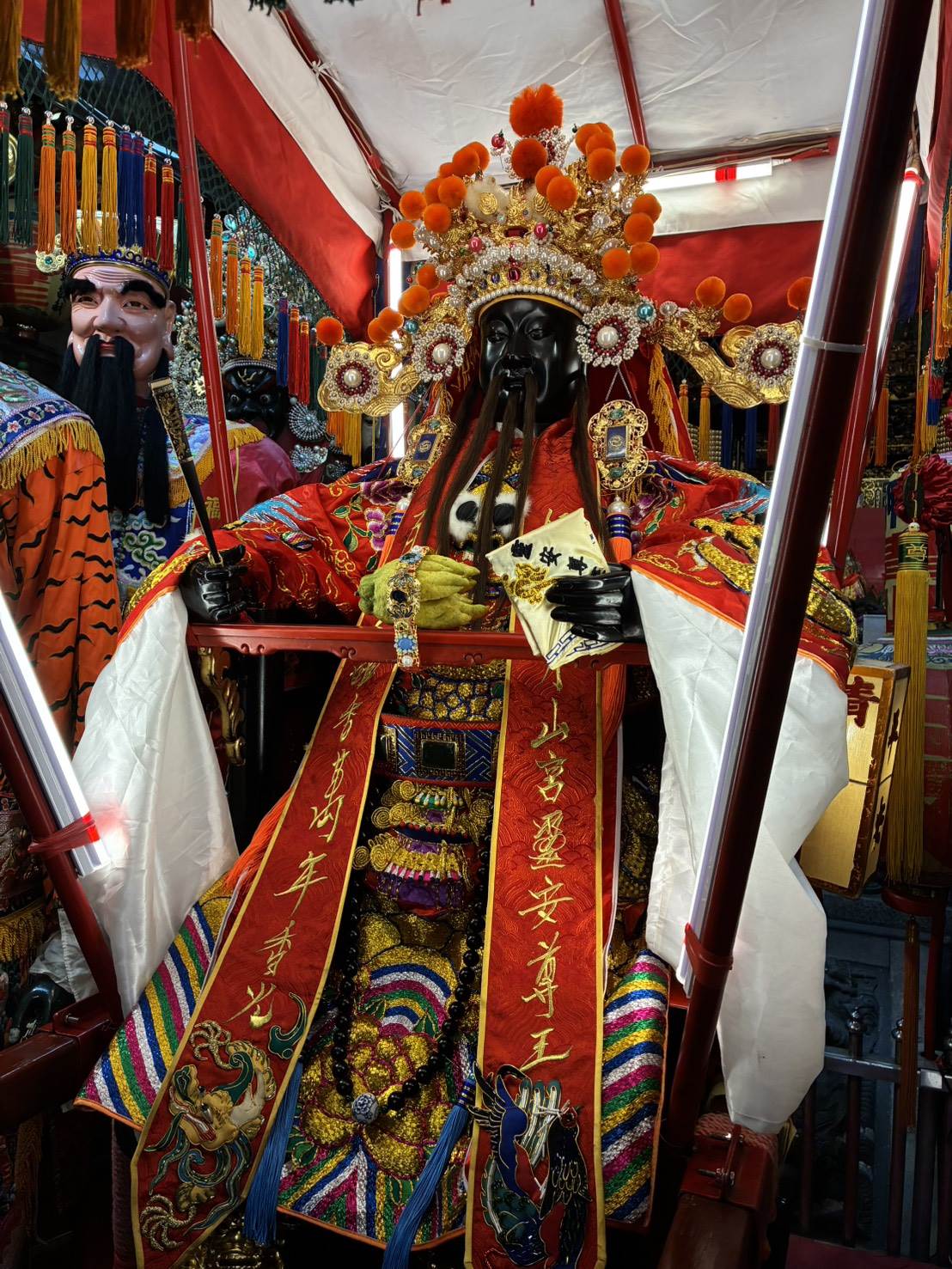 為了慶祝其聖誕，會由專人為靈安尊王換上新神衣、神帽，以示尊敬。（圖／業者提供）