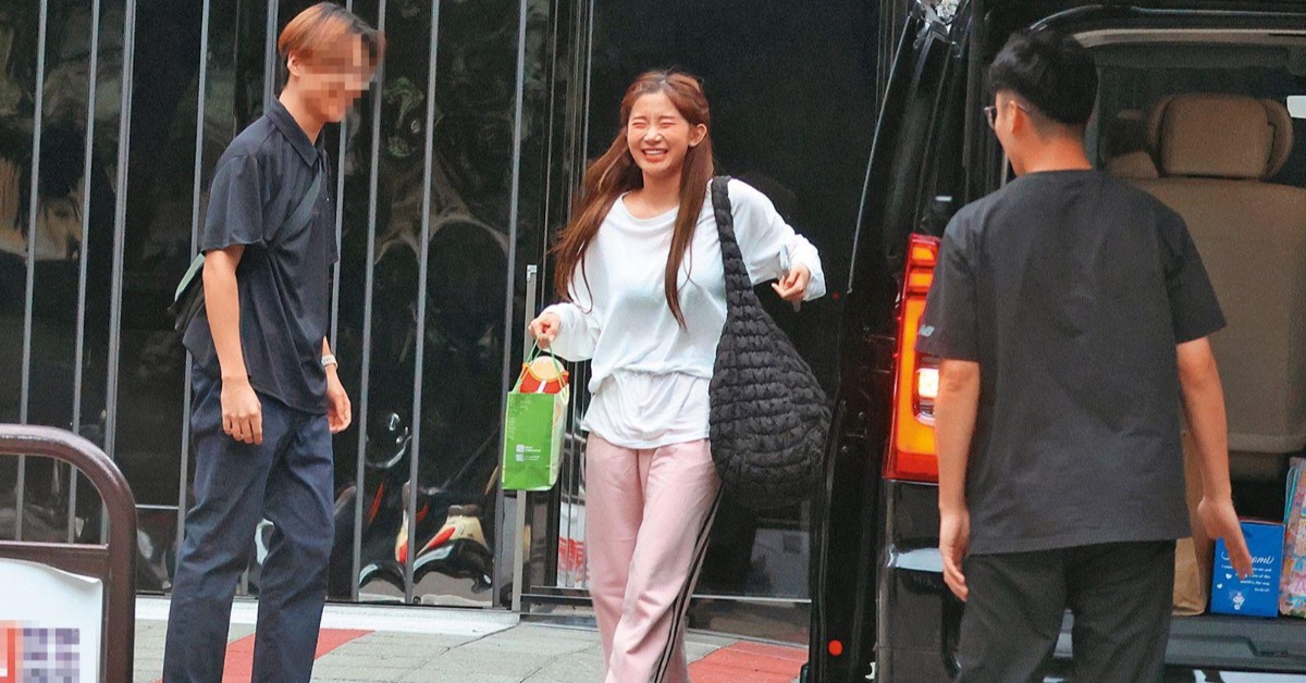 李珠珢（右）收工返家，見到社區大樓人員，還露出甜美笑容打招呼。（圖／鏡週刊）