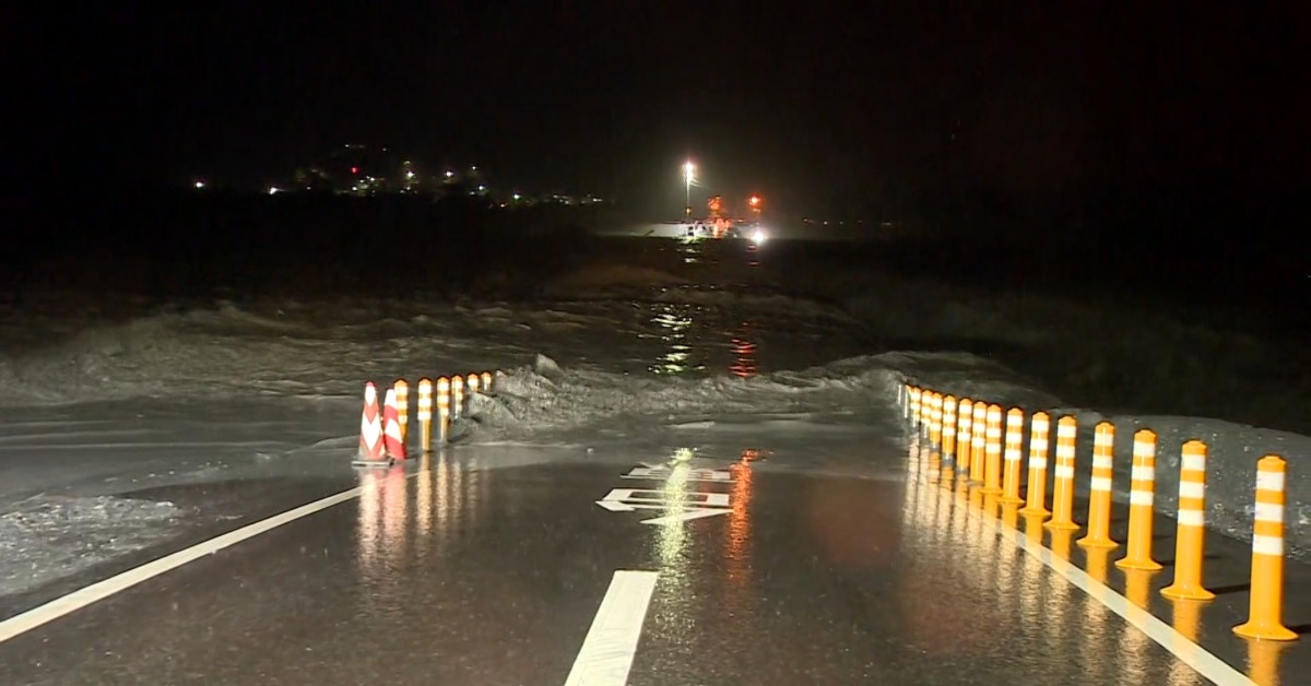 隨著鳳凰颱風逼近，馬太鞍溪下游水位持續上漲淹過道路。（圖／東森新聞）