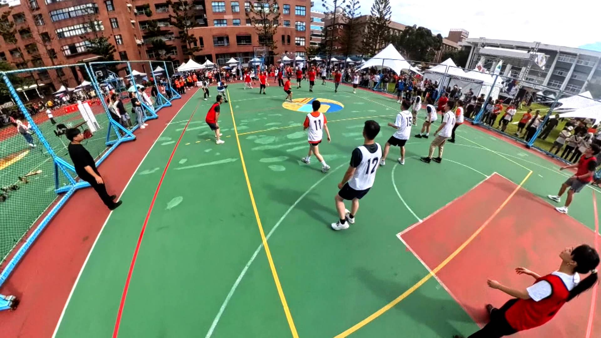 活動另一區舉行「躲避飛盤」競賽,促進同仁交流與團隊合作。美食攤位提供多樣選擇,現場家屬、小朋友皆可盡興參與,闖關活動也吸引許多家庭熱情加入。(圖/東森新聞)