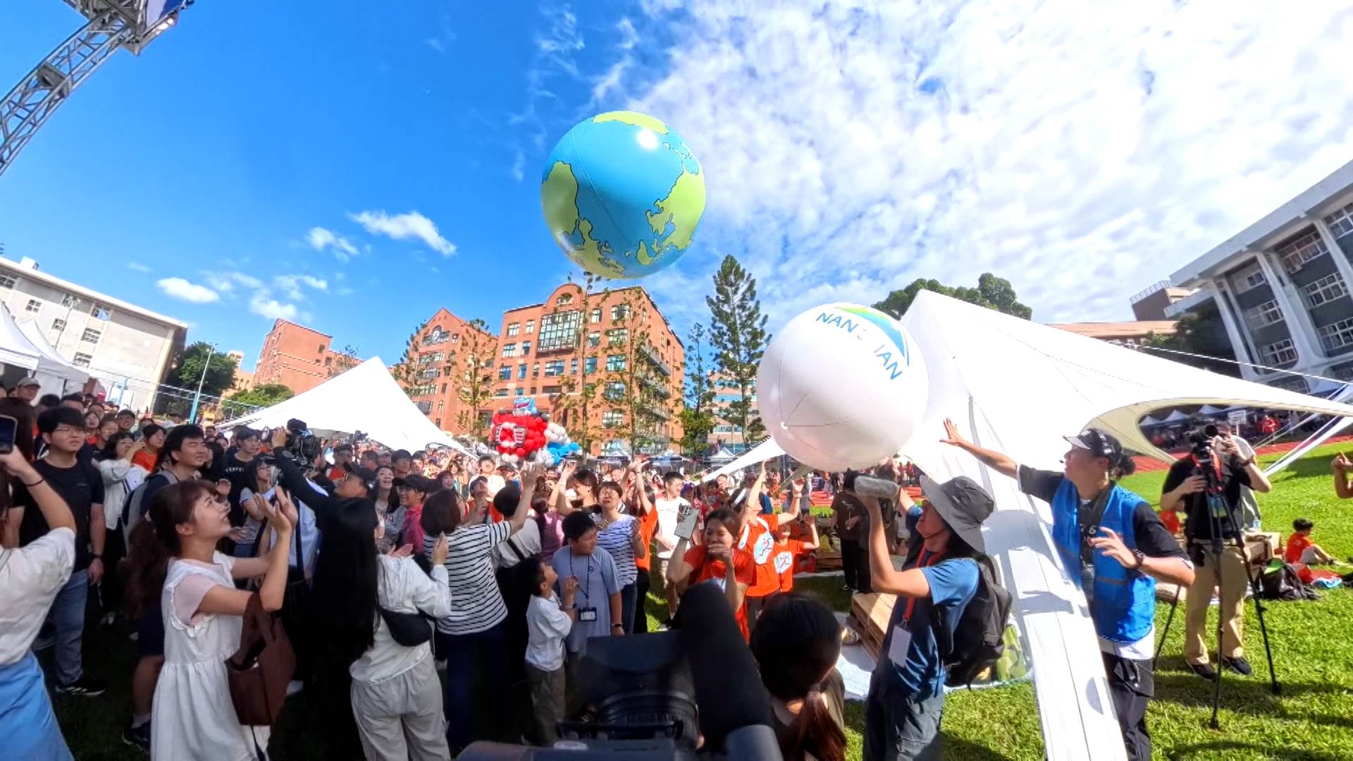 隨著眾人一起推動巨型氣球的儀式登場,活動氣氛瞬間被點燃。(圖/東森新聞)