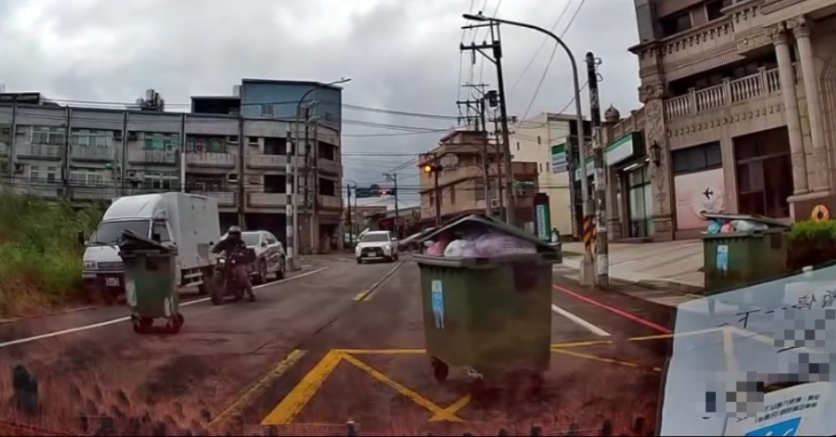 鳳凰外圍強風席捲北台，桃園大園街道旁子母車被吹上車道。（圖／Threads@wghwgh0312授權提供）