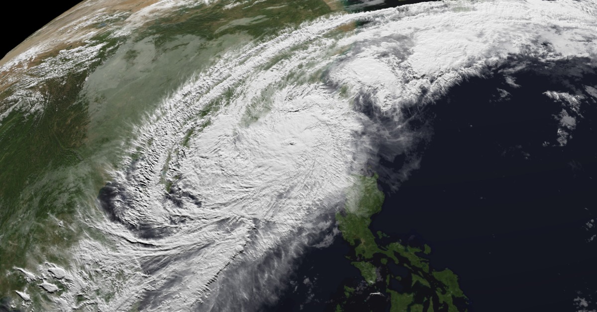 氣象粉專指出，颱風對南部、東半部仍有不小的影響，直呼「還是要皮拉緊」。（圖／NCDR）