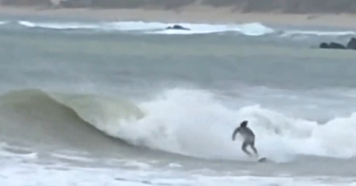  屏東墾丁南灣的海面上，衝浪客頂著浪尖一個跳過一個。（圖／東森新聞）