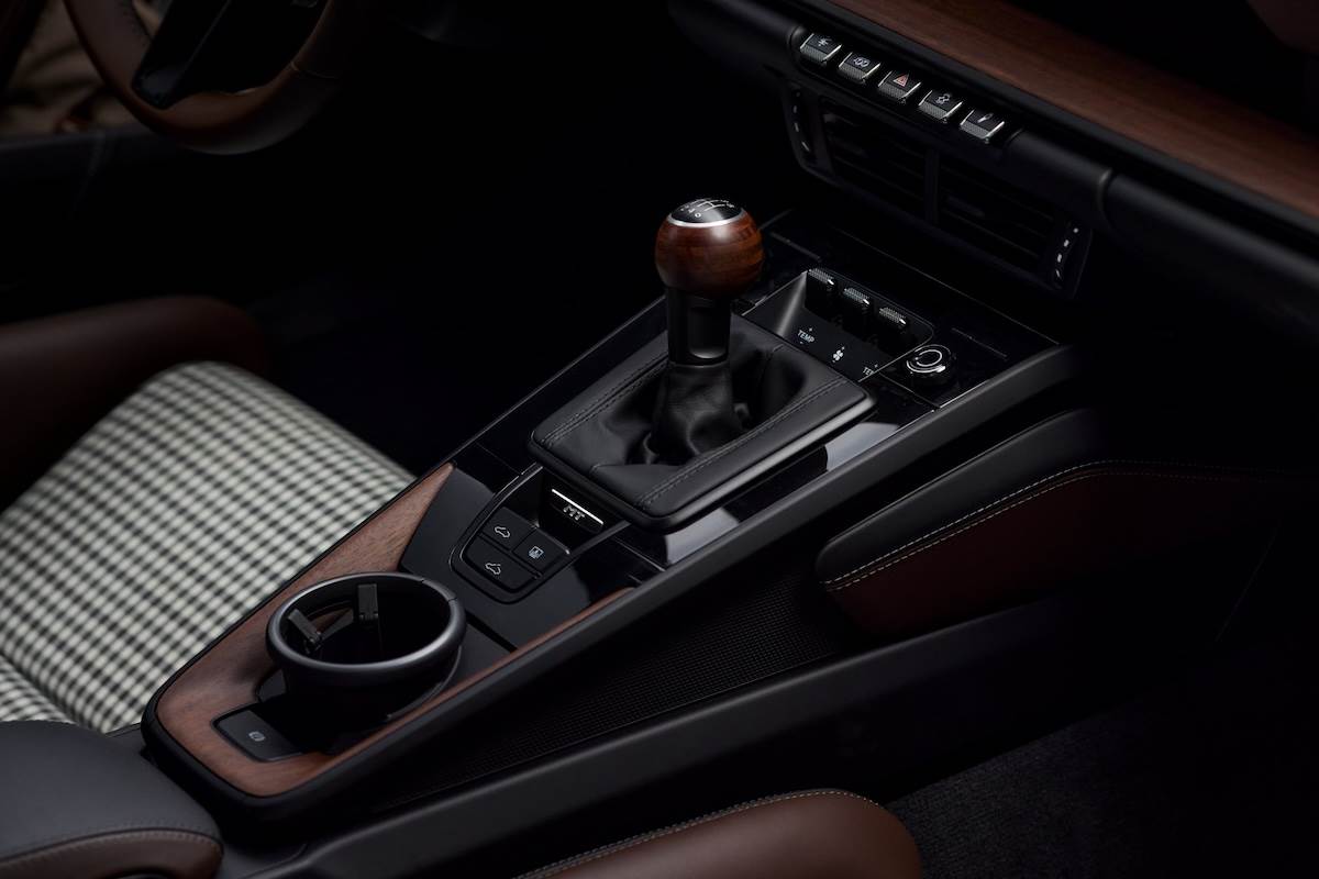 內裝的另一大亮點,是為此車型首次開發的全新「Formosa」格紋圖案,採用夜綠色、黑色和米白色的獨特組合。(圖/Porsche提供)