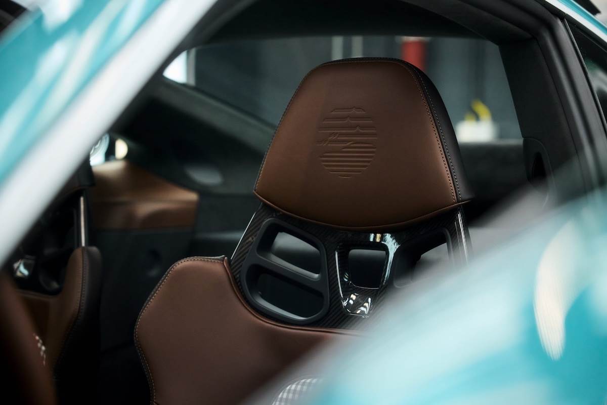 頭枕上的「Formosa」壓紋標誌巧妙地將911 Carrera T的車身剪影與海浪、山脈的意象圖案融為一體。(圖/Porsche提供)