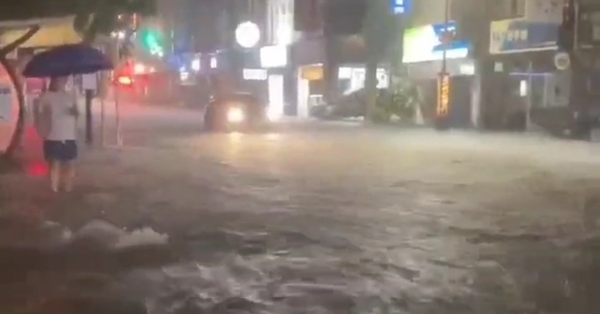 羅東鎮公正路公正國小前出現積水。（圖／東森新聞）