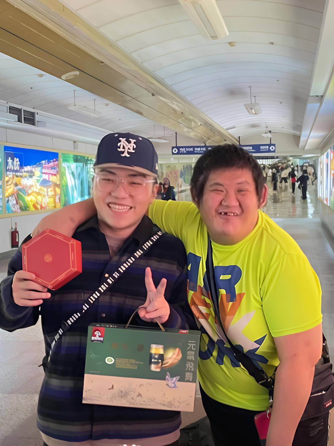 <a href='/search/tags/大衛/' target='_blank'>大衛</a>是腦性麻痹患者（右），每天從中壢到板橋車站販賣餅乾，經過隊長的影片宣傳，大衛終於能開心回家。（圖／隊長提供）
