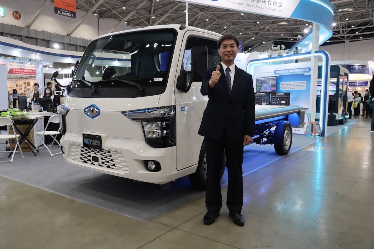 中華汽車逐年推出新能源車款,有效降低碳排放。圖為ET35與中華汽車總經理曾鑫城。(圖/中華汽車提供)