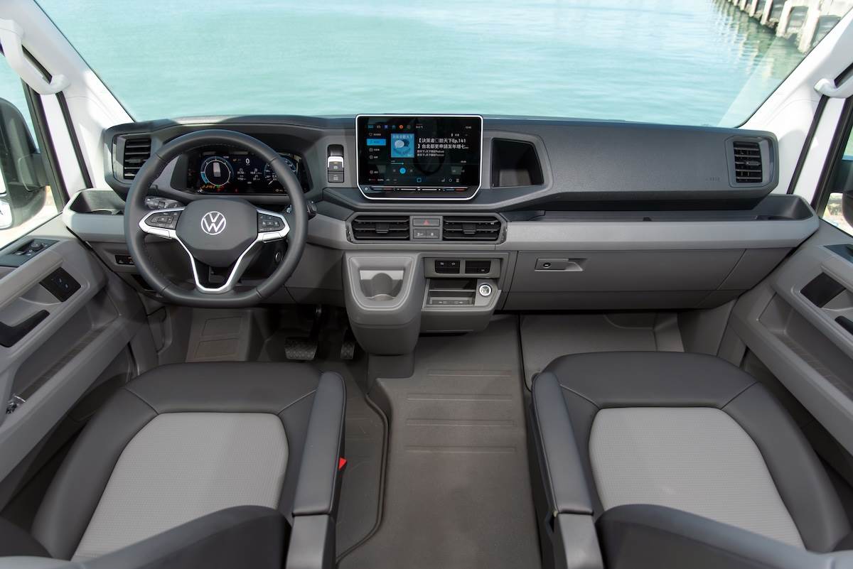 內裝全面導入數位化座艙設計，全邏輯數位化儀錶板搭配Composition 10.4吋多媒體鏡面觸控主機，擁有豐富的科技感受。（圖／台灣福斯商旅提供）