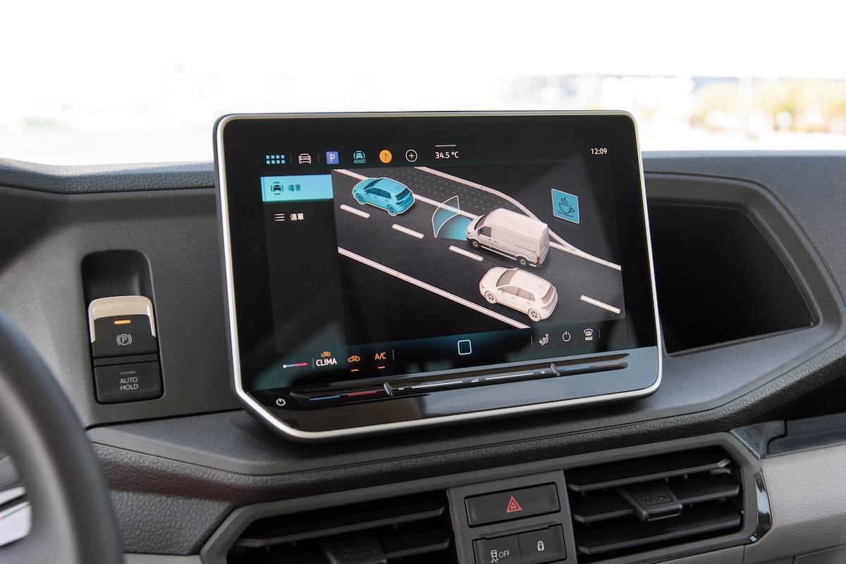 全新Crafter首次配備IQ. Drive智能駕駛輔助系統。（圖／台灣福斯商旅提供）