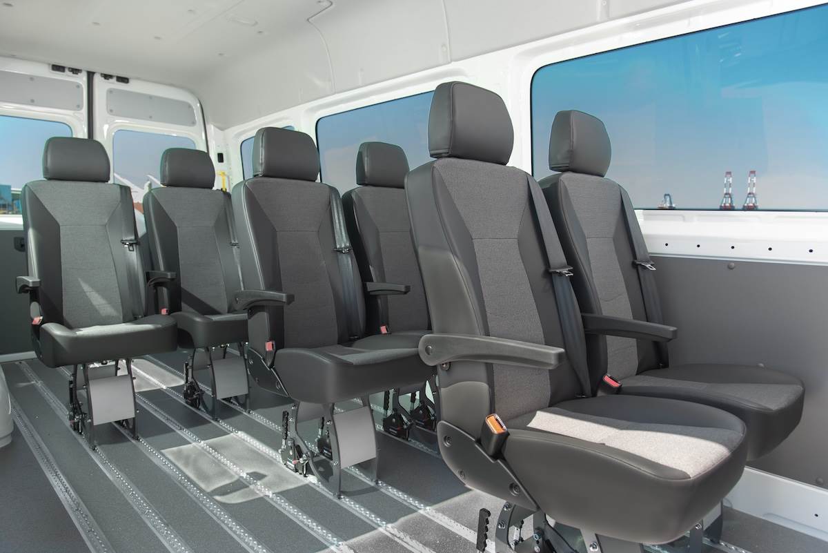 全新Crafter為同級距中唯一讓乘客能自在站立於車內的原廠大型九人座客車，展現旗艦級空間優勢。（圖／台灣福斯商旅提供）