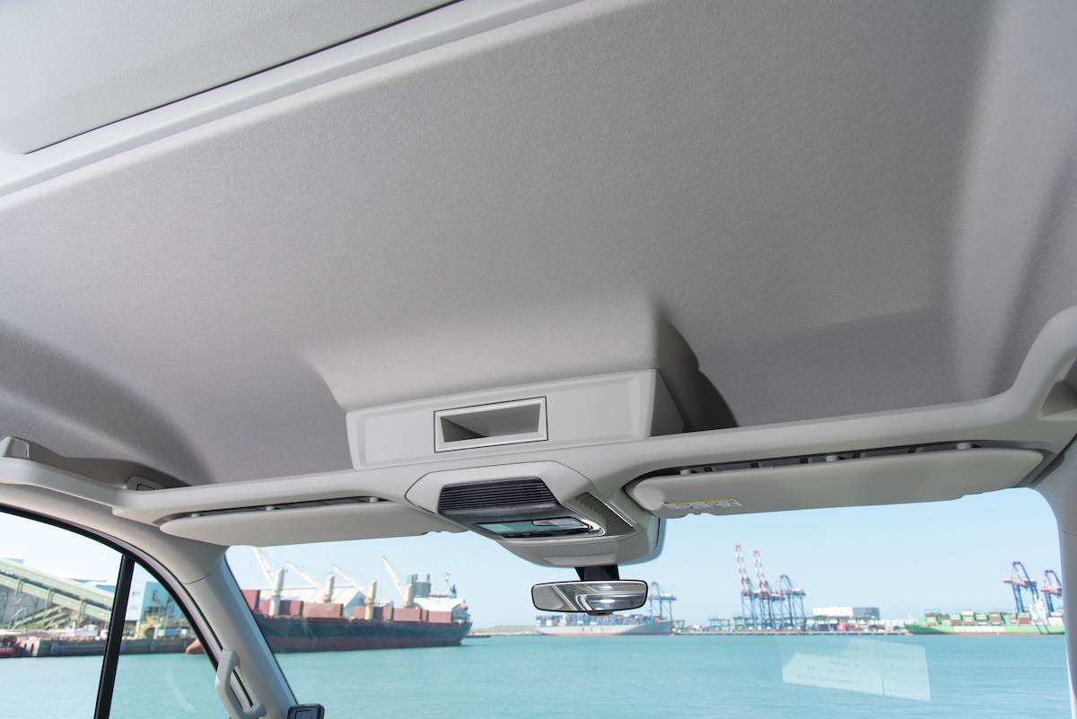 駕駛座艙車頂設有置物區，方便收納與拿取隨身物品。（圖／台灣福斯商旅提供）