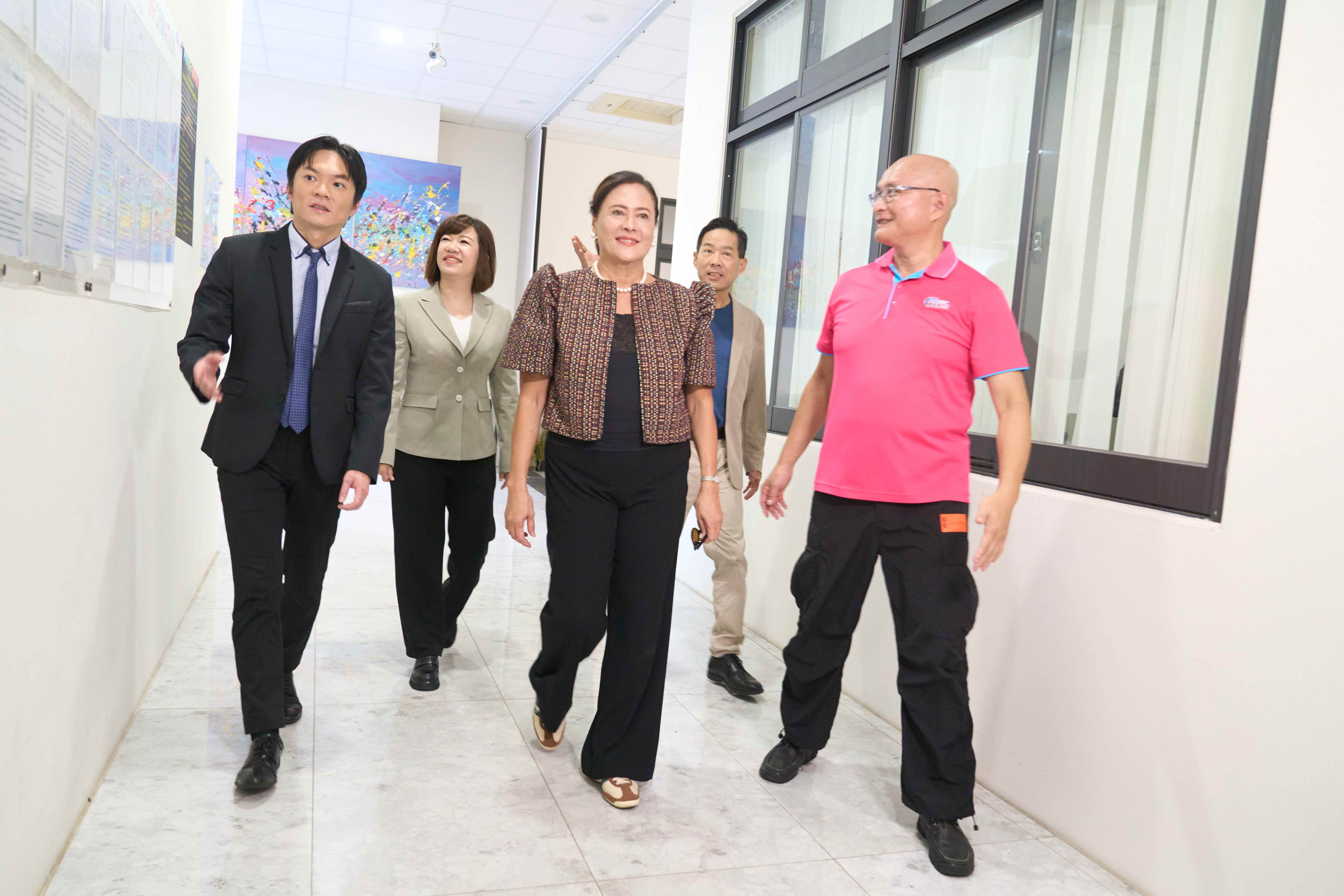 彭科蓉代表與局長們到潭子科技產業園區一處專屬外籍朋友的嶄新宿舍