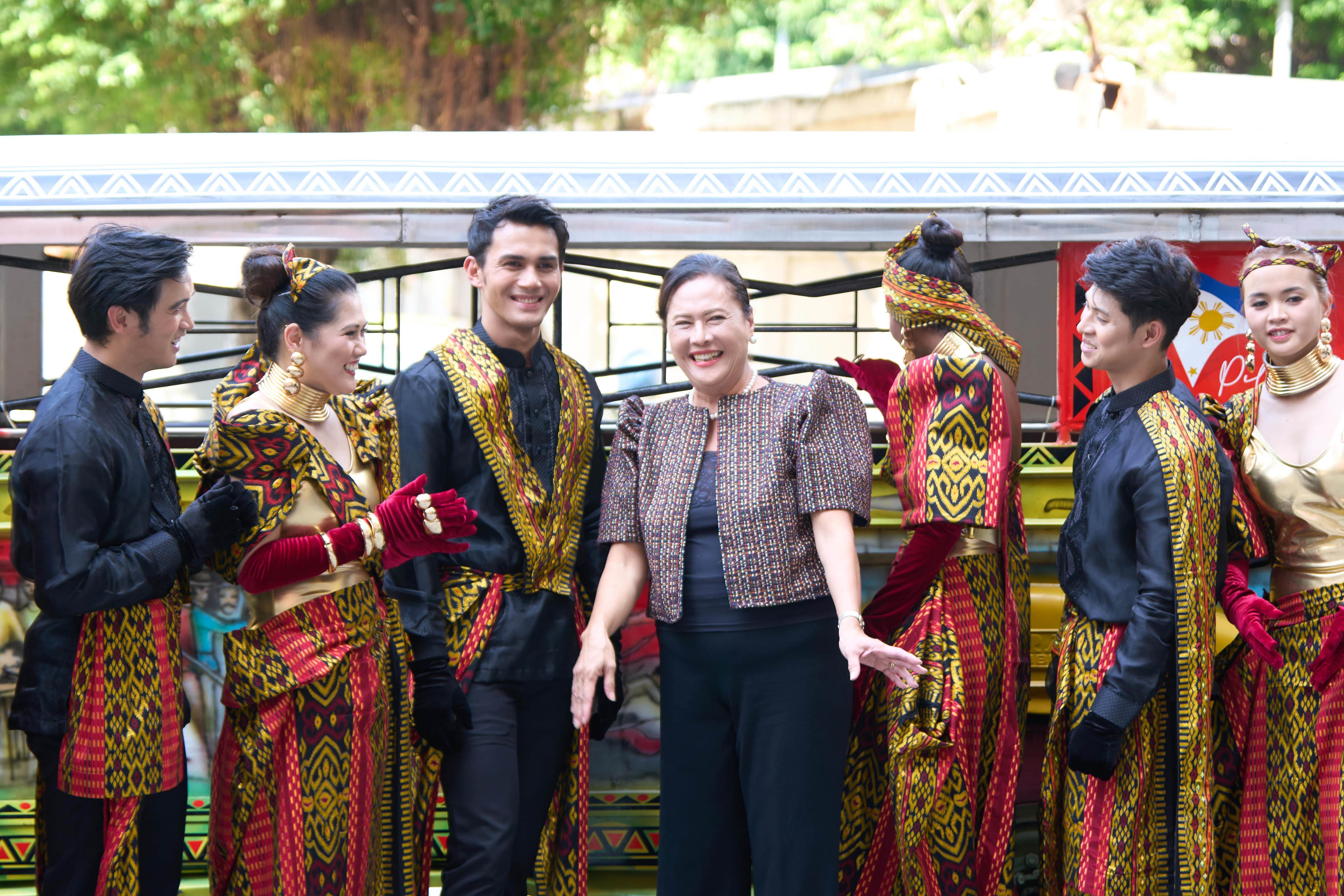 菲律賓街頭巷尾常見的小巴士吉普尼-代表與菲國移工組成的舞者合影