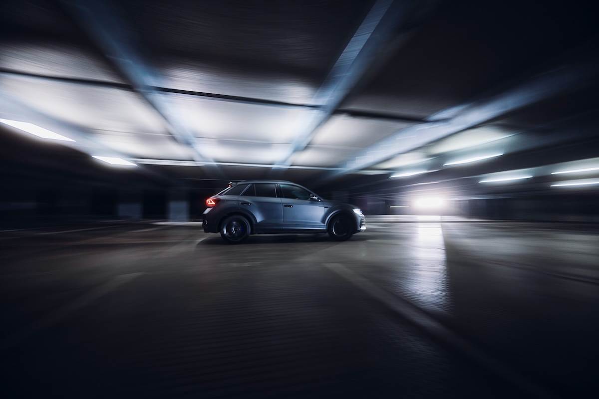 Volkswagen T-Roc R極緻版首度導入Volkswagen R部門獨家調製特殊新色「霧影消光灰」。(圖/台灣福斯提供)