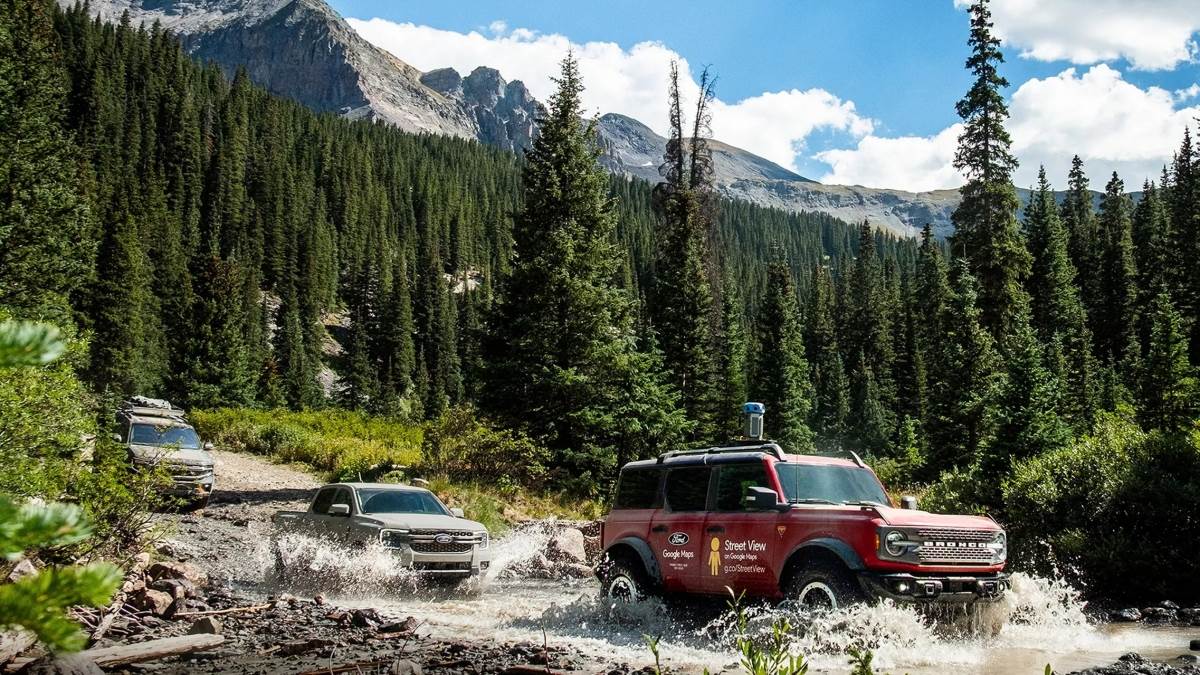 Bronco Badlands SUV裝載360度街景攝影裝置，擔當路線拍攝主要車輛，其餘兩輛車皆為後勤車輛。（圖／福特提供）