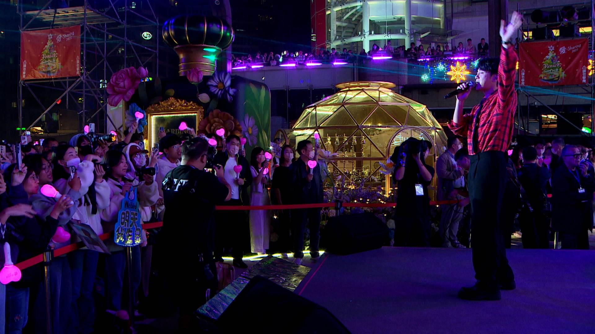  韋禮安獻唱經典曲目，現場氣氛熱烈。（圖／東森新聞）