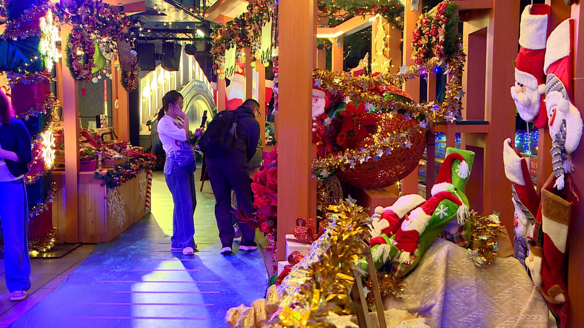  聖誕市集洋溢冬日氛圍，成為民眾拍照打卡熱點。（圖／東森新聞）