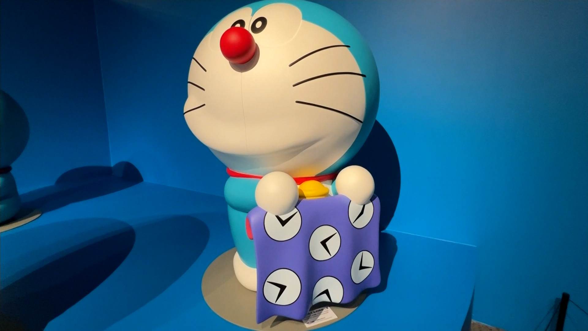 展區重現動畫中最熟悉的場景，搭配哆啦A夢多款表情雕像與四次元百寶袋道具，成為粉絲拍照熱點。（圖／東森新聞）