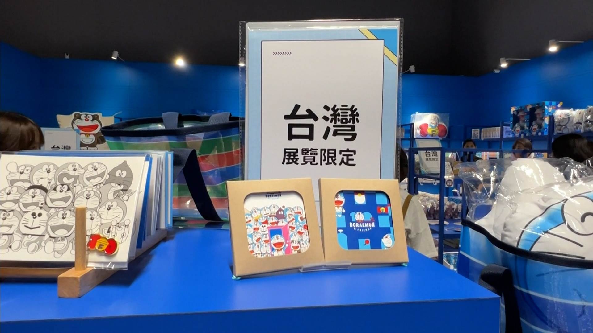 哆啦A夢魅力橫跨三代，高雄最終站推出燈箱畫、扭蛋印章與票（抽）卡機等限定周邊。（圖／東森新聞）