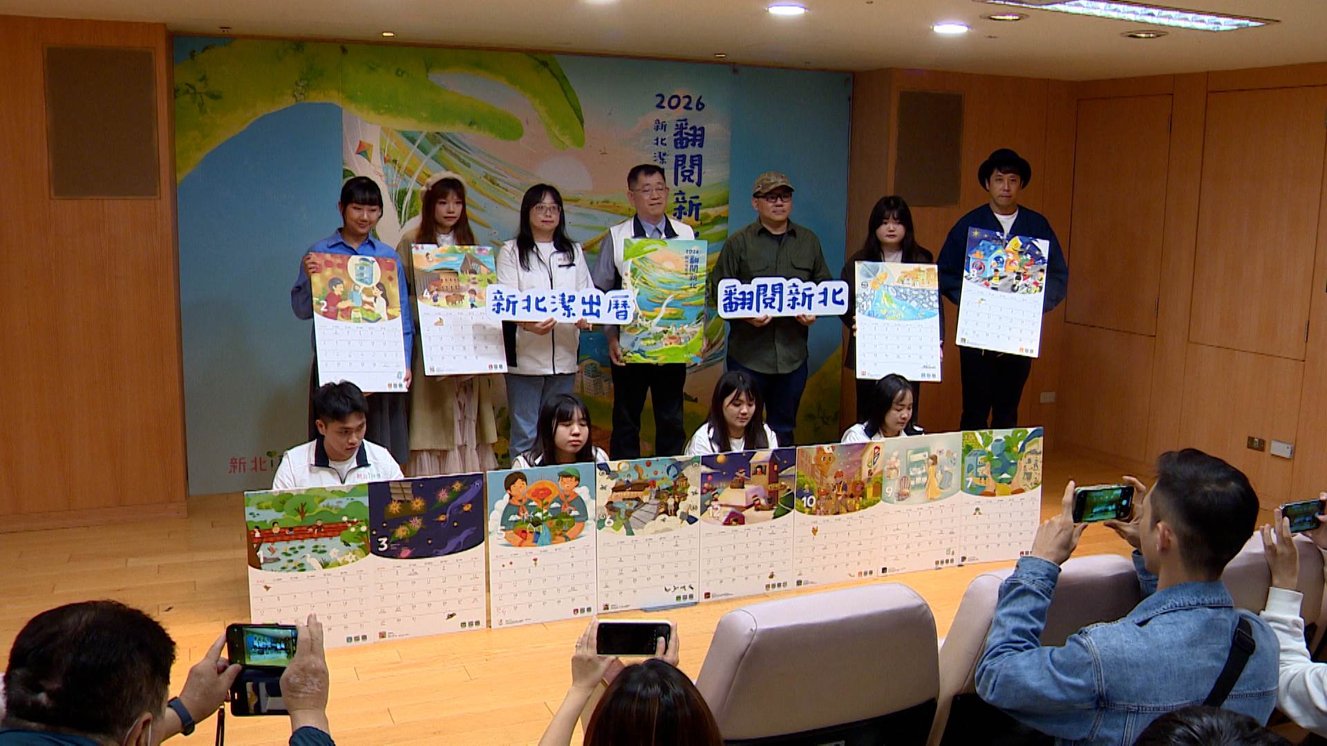 新北市環保局副局長朱益君表示，透過藝術方式呈現月曆，讓不同風格的插畫展現城市與環保的雙重蛻變。（圖／東森新聞）