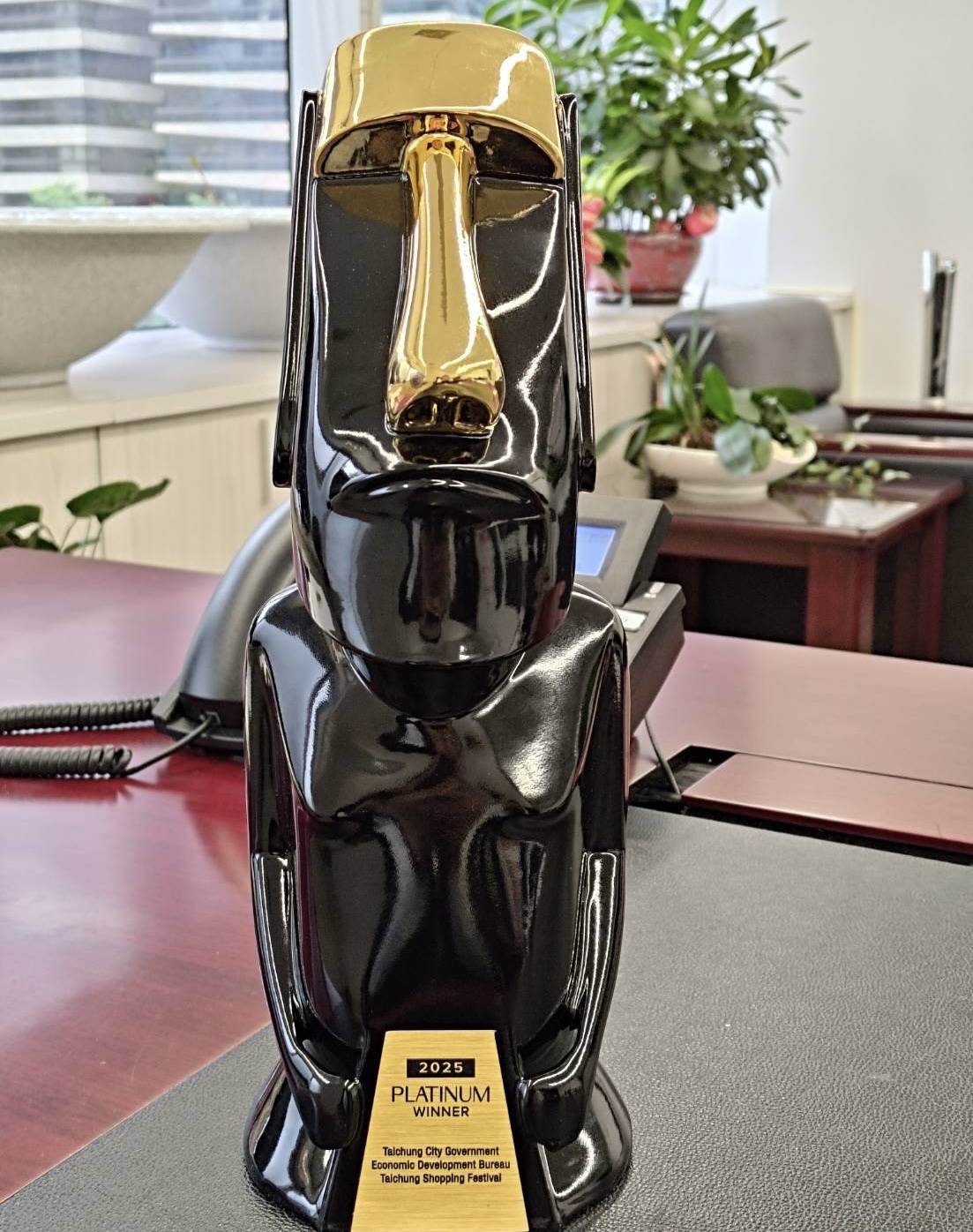 2025臺中購物節獲美國TITAN泰坦創新大獎最高榮譽「白金獎」。（圖／台中市政府經濟發展局提供）