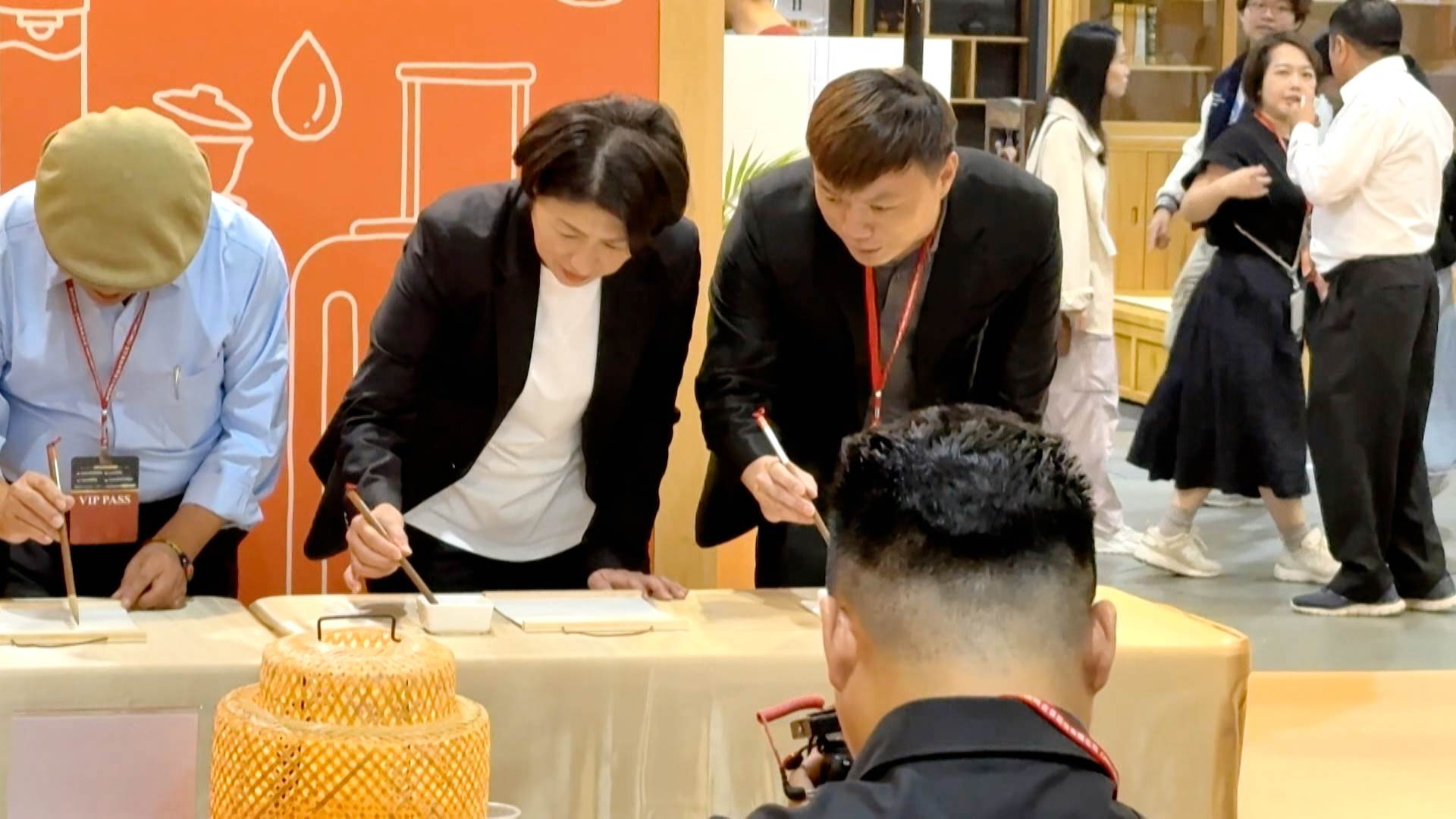 台東縣長饒慶鈴以紅烏龍茶湯題字「一路紅」，為紅烏龍形象館開幕獻上祝福。（圖／東森新聞）