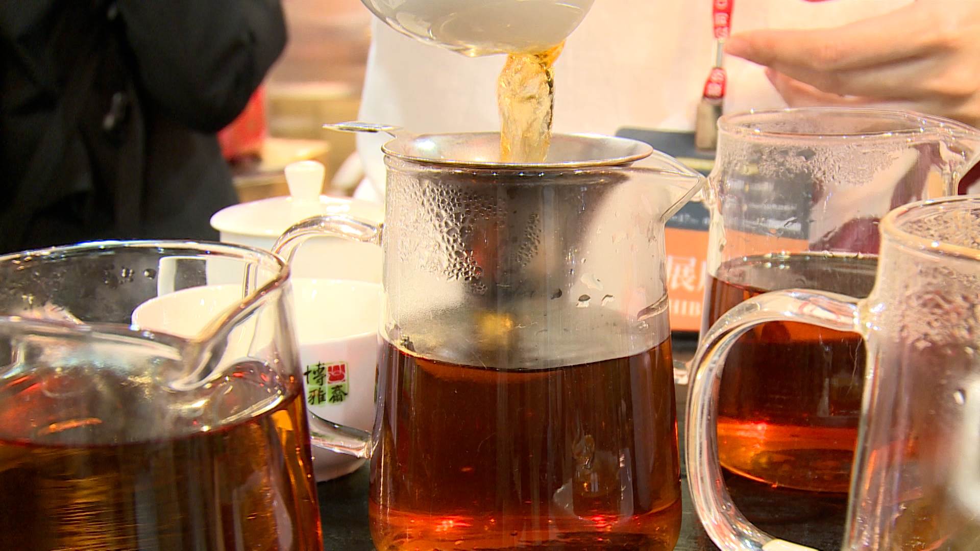 台東紅烏龍以溫潤蜜香與果香著稱，成為茶博會現場最受矚目的特色茶品。（圖／東森新聞）