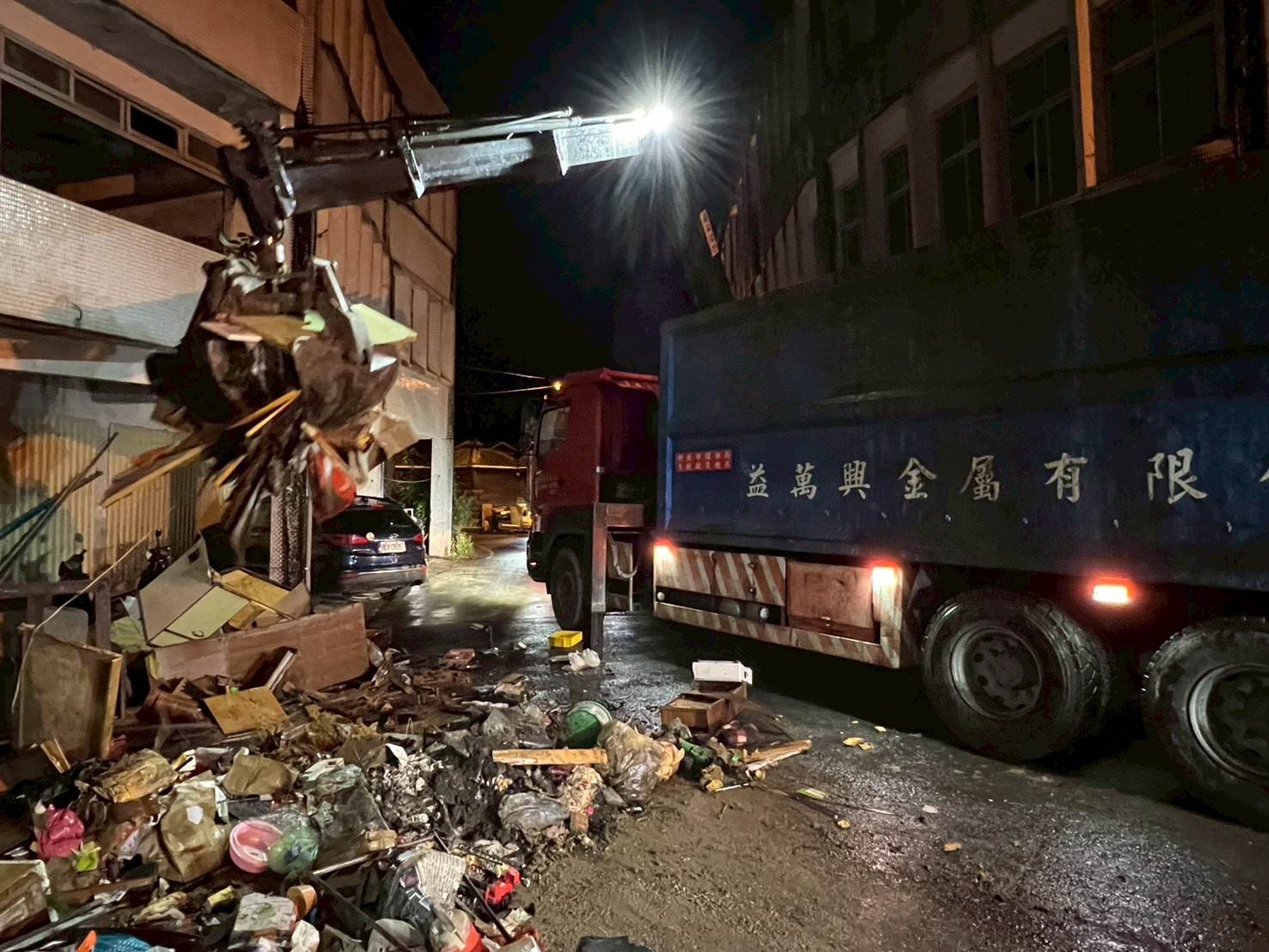 夜間持續作業加速恢復市容_0